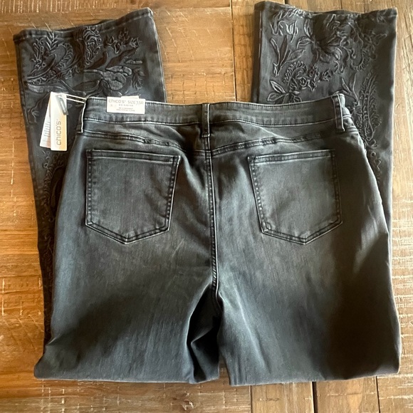 Chicos so slimming size 2.5 or 14

Girlfriend flair, embroidered jeans - Picture 2 of 5